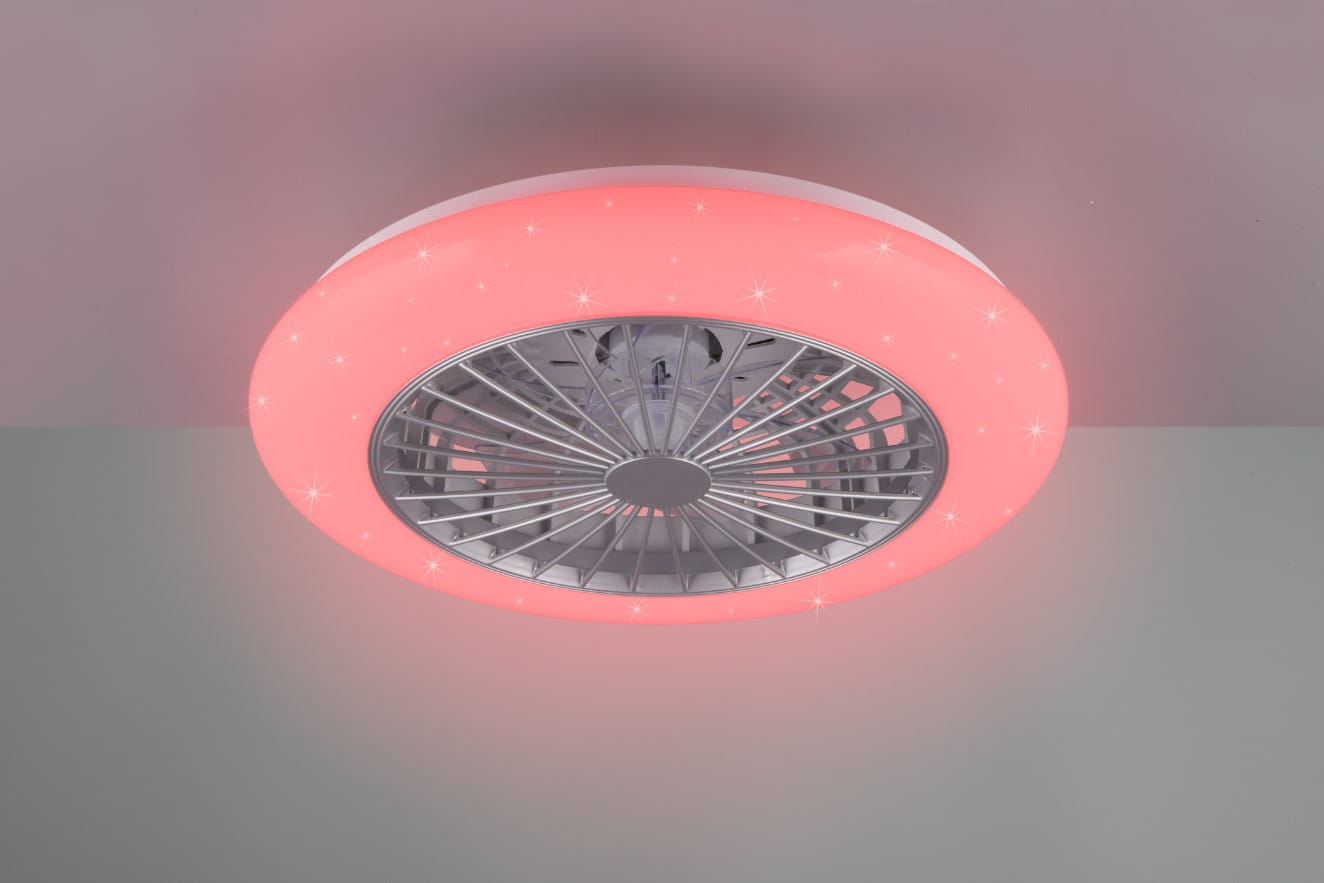 Lampa sufitowa Stralsund z wentylatorem, w kolorze białym i tytanowym, z efektem RGB. Widok z dołu, z różowym podświetleniem i metalową siatką wentylatora. Zdalne sterowanie, nowoczesny design, idealna do nowoczesnych wnętrz.