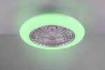 Lampa sufitowa Stralsund z wentylatorem, biała i tytanowa, w kształcie okrągłym. Oświetlenie LED o mocy 30W z funkcją RGB. Widoczny wentylator z metalową siatką. Ujęcie z dołu, podświetlenie w kolorze zielonym.