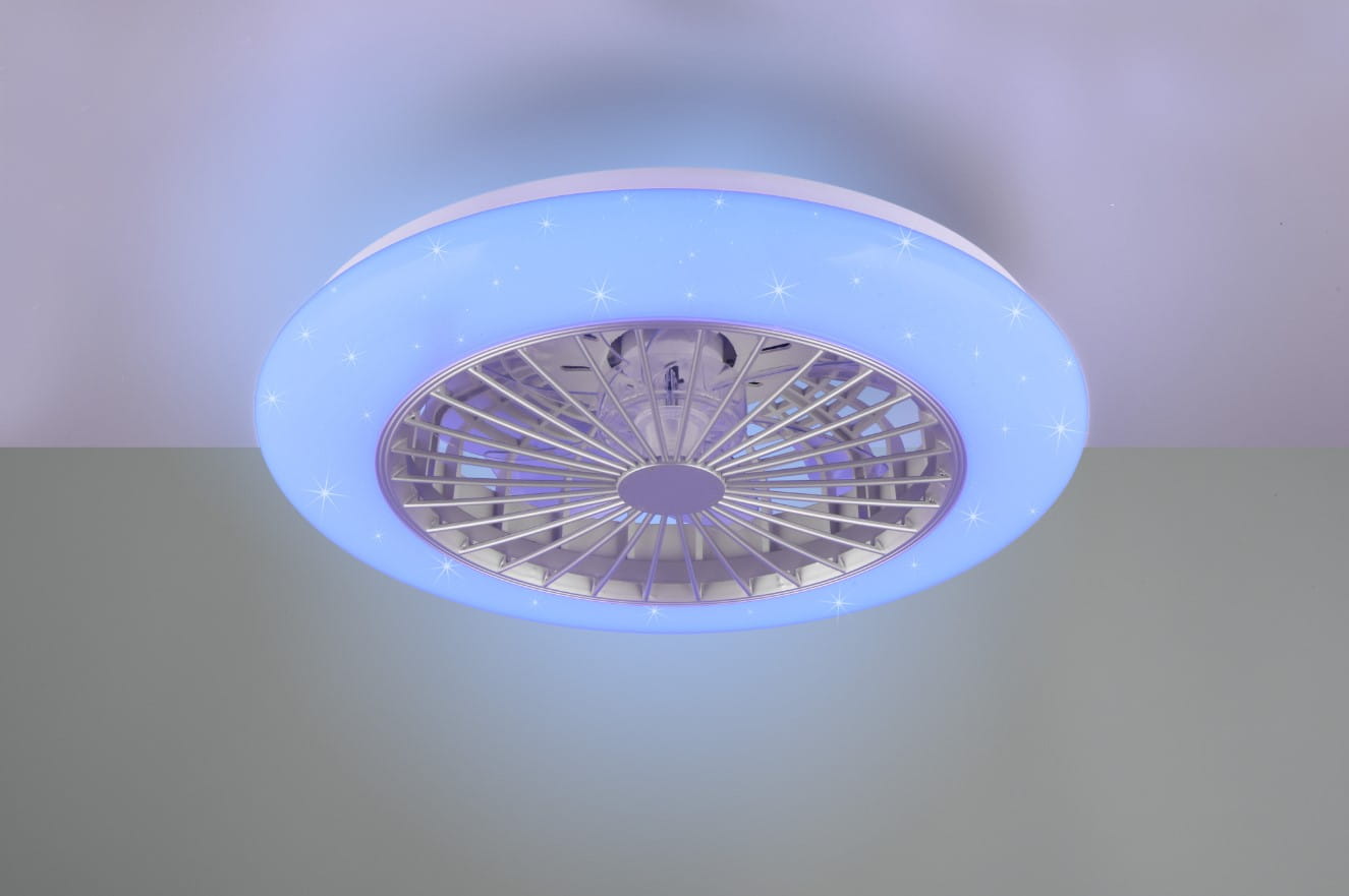 Lampa sufitowa Stralsund z wentylatorem, pilotem i diodą LED 30W. Biała i tytanowa obudowa z okrągłym, przezroczystym kloszem emitującym niebieskie światło. Widoczny wentylator wewnętrzny z metalową siatką. Ujęcie z dołu, na jednolitym tle.