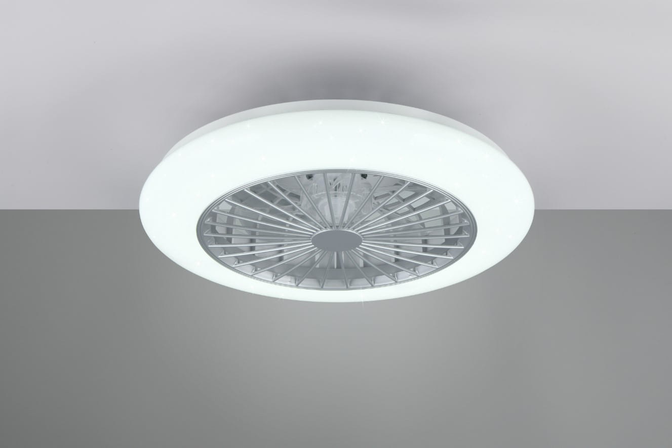 Lampa sufitowa Stralsund z wentylatorem, biała i tytanowa, z pilotem. Okrągła konstrukcja z białym, matowym wykończeniem i widocznymi łopatkami wentylatora w centralnej części. Źródło światła LED 30W, możliwość zmiany kolorów RGB.