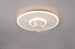 Lampa sufitowa Nybro z wentylatorem, biała, o okrągłym kształcie. Wyposażona w dwa źródła światła LED o mocy 30W. Z widocznym przezroczystym wentylatorem i podświetleniem na obwodzie. Zainstalowana na suficie, z widokiem z dołu.