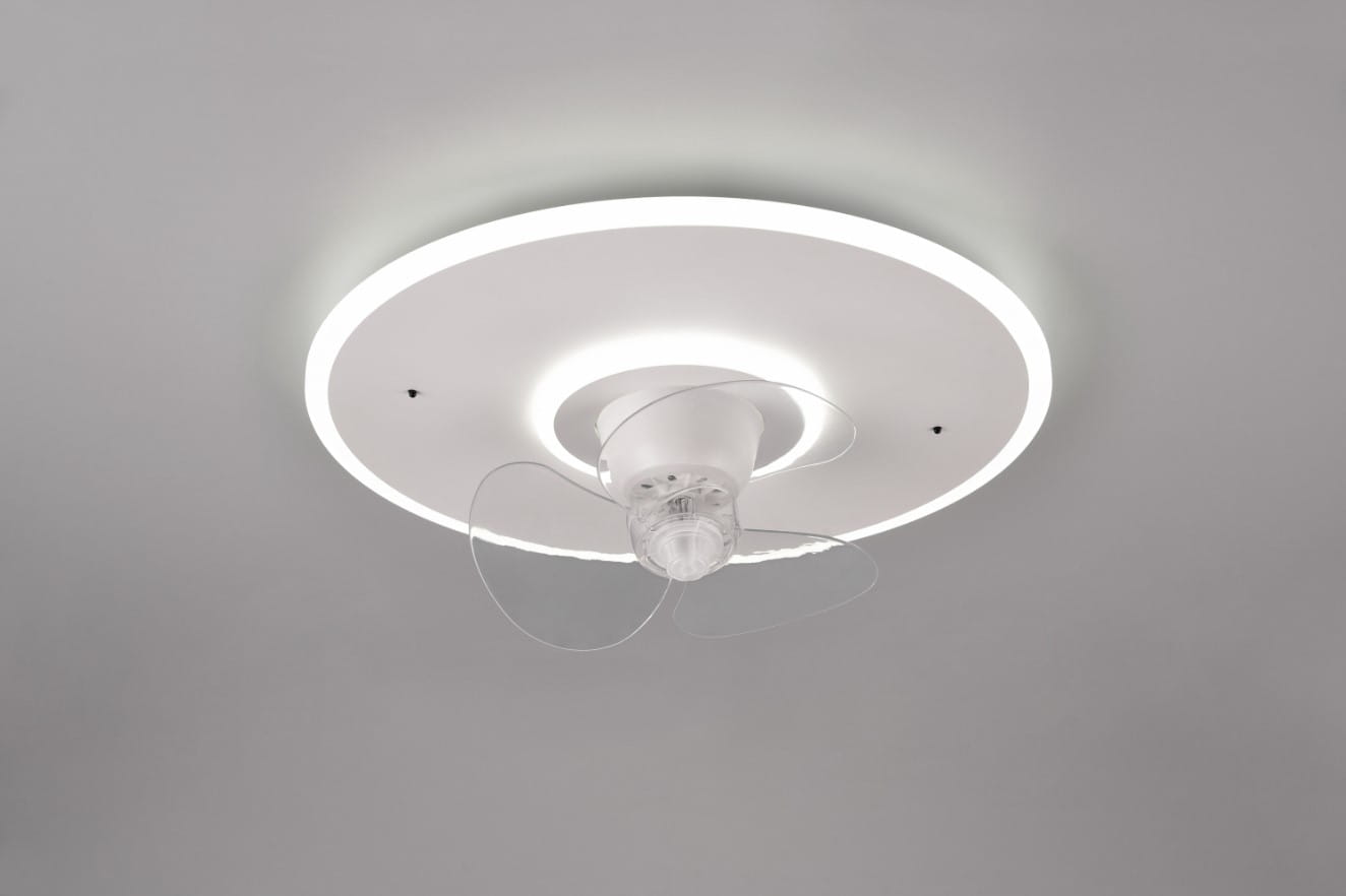 Lampa sufitowa Nybro z wentylatorem i pilotem, biała, okrągła konstrukcja z diodami LED 2x30W. Widoczny przezroczysty wentylator z dwoma łopatkami. Ujęcie z dołu, podkreślające elegancki design i funkcjonalność.