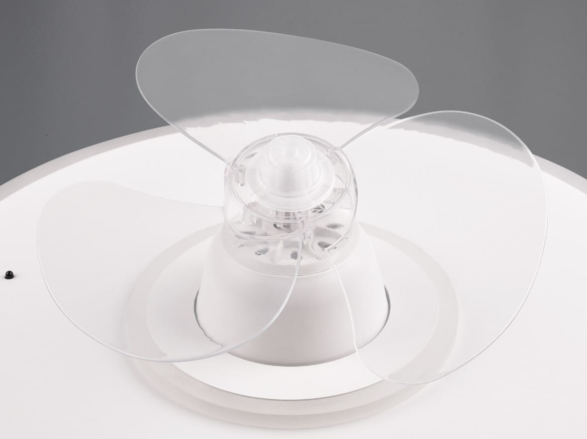 Lampa sufitowa Nybro z wentylatorem, biała, z przezroczystymi skrzydłami wentylatora. Widok z góry na centralny mechanizm, z zamontowanymi dwoma źródłami LED o mocy 30W. Prosta, okrągła podstawa z wykończeniem w jednolitym kolorze.