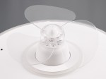 Lampa sufitowa Nybro z wentylatorem, biała, z przezroczystymi skrzydłami wentylatora. Widok z góry na centralny mechanizm, z zamontowanymi dwoma źródłami LED o mocy 30W. Prosta, okrągła podstawa z wykończeniem w jednolitym kolorze.