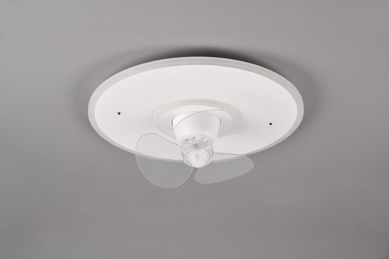 Lampa sufitowa Nybro z wentylatorem, biała, z przezroczystymi śmigłami. Okrągła podstawa, widoczny mechanizm wentylatora w centrum. Produkt zamontowany na szarym tle, z pilotem do zdalnego sterowania. Wbudowane oświetlenie LED 2x30W.