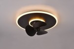 Czarna lampa sufitowa Nybro z wentylatorem, zbudowana z trzech łopatek. Okrągła podstawa z wbudowanym oświetleniem LED 2x30W. Ujęcie z dołu, pokazujące detale wentylatora i pierścienia świetlnego.