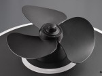 Lampa sufitowa Nybro z wentylatorem, czarna, z trzema skrzydłami wentylatora. Zbliżenie na wirnik, widoczne detale konstrukcji. Produkt z funkcją oświetlenia LED 2x30W, pilot w zestawie.