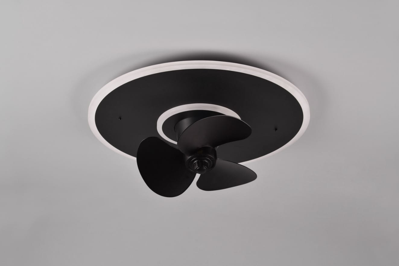 Lampa sufitowa Nybro z wentylatorem w kolorze czarnym, z białym obrzeżem. Posiada trzy łopatki wentylatora oraz miejsce na dwie żarówki LED o mocy 30W. Ujęcie z dołu, zbliżenie na detale wentylatora.