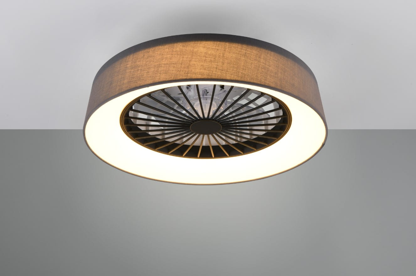 Lampa sufitowa Farsund w grafitowym kolorze z wentylatorem i pilotem. Okrągła, z materiałowym abażurem i LED-owym źródłem światła. Widok z dołu, ukazujący wentylator wewnętrzny i delikatne podświetlenie.