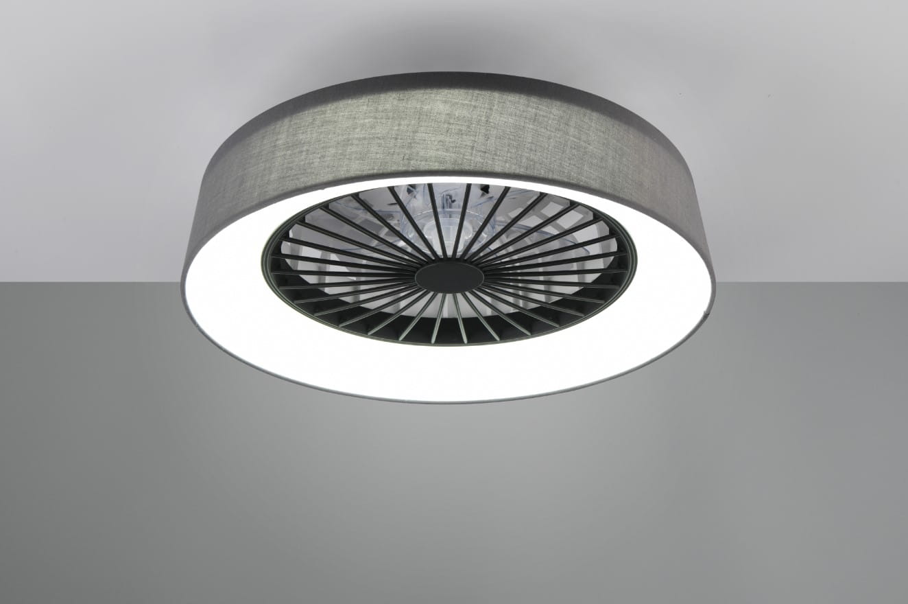 Lampa sufitowa Farsund z wentylatorem w kolorze grafitowym. Okrągła konstrukcja z tekstylnym abażurem, z wbudowanym oświetleniem LED o mocy 30W. Widoczny wentylator w centralnej części oraz pierścień świetlny na obrzeżu.