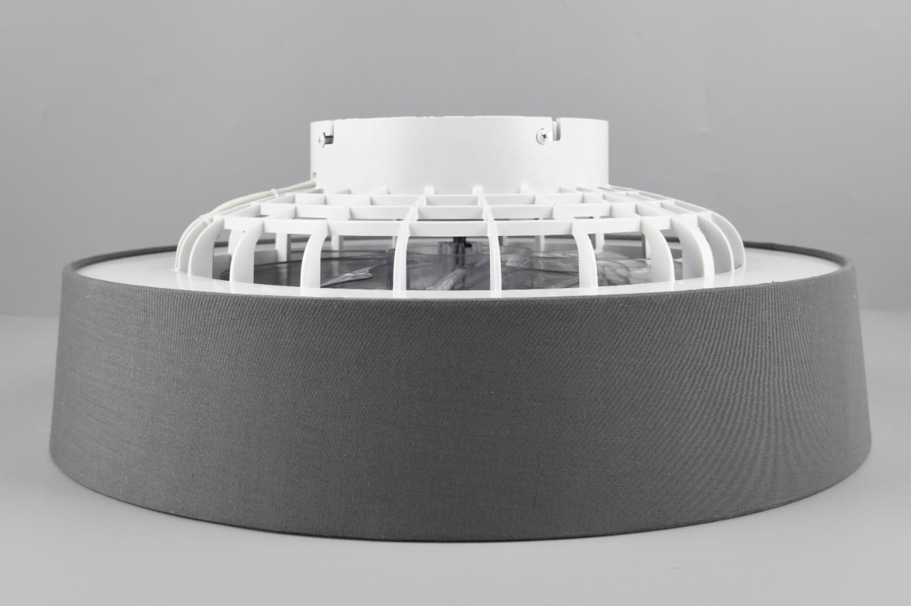 Lampa sufitowa Farsund z wentylatorem, w kolorze grafitowym. Okrągła konstrukcja z białą osłoną i siatką, z widocznym miejscem na żarówkę LED 30W. Ujęcie z boku, pokazujące detale obudowy oraz wentylatora. Idealna do nowoczesnych wnętrz.