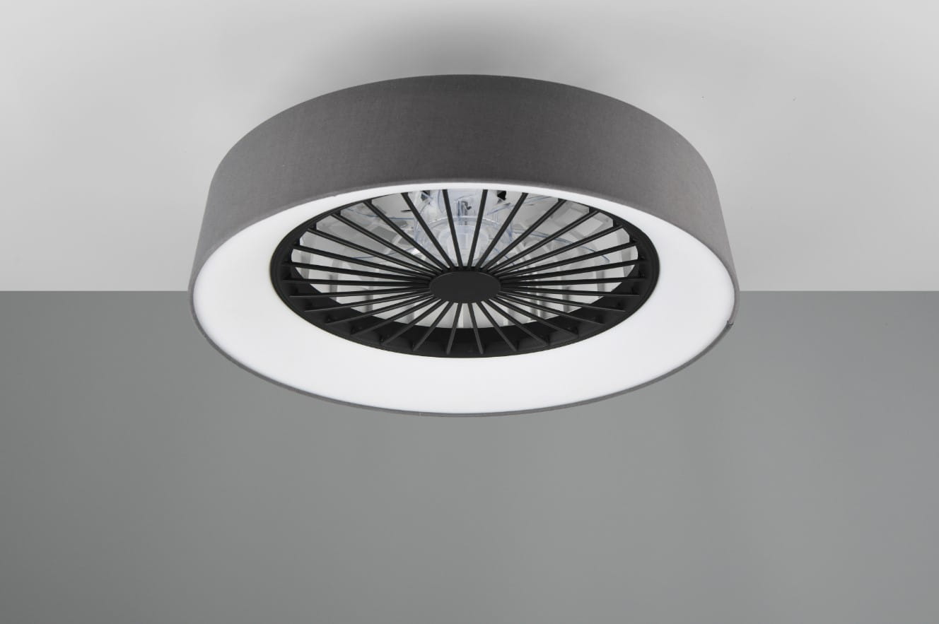 Lampa sufitowa Farsund z wentylatorem, w kolorze grafitowym, z oprawą LED 30W. Okrągła, z tekstylną osłoną, zamontowana na suficie, z widocznym wentylatorem w centralnej części. W zestawie pilot do zdalnego sterowania.