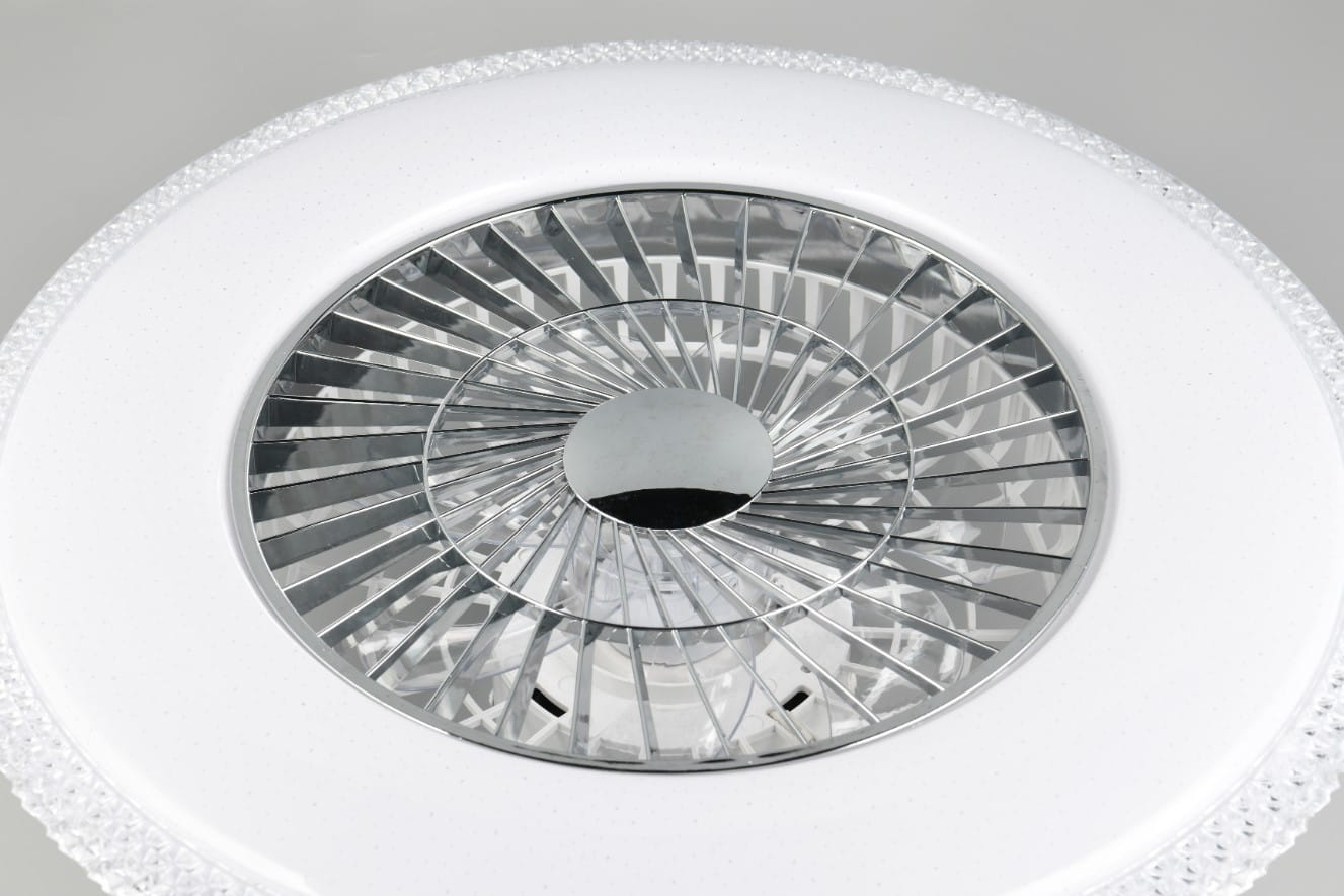 Lampa sufitowa Harstad z wentylatorem, biała z chromowanym detalem, w kształcie okręgu. Widoczny centralny element wentylatora z metalowymi żeberkami. Zintegrowane oświetlenie LED o mocy 38W. Ujęcie z góry, na jednolitym tle.