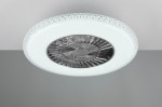 Lampa sufitowa Harstad z wentylatorem, w kolorze białym i chromowanym. Posiada okrągły kształt, z białym kloszem i dekoracyjnym chromowanym wentylatorem w centralnej części. Zdalne sterowanie. Umieszczona na jasnym tle.
