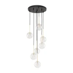 Lampa wisząca Nilos z siedmioma szklanymi kulami, zawieszona na czarnych linkach. Metalowy strop w kolorze czarnym. Kule transparentne, podkreślone złotymi detalami. Wysoka elegancja i nowoczesny design. Idealna do nowoczesnych wnętrz.