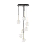 Lampa wisząca Nilos z siedmioma przezroczystymi kulami na złotych prętach, zawieszona na czarnych linkach. Montowana na okrągłej, czarnej podstawie, idealna do nowoczesnych wnętrz. Długość przewodów różna, tworząc efektowne oświetlenie.