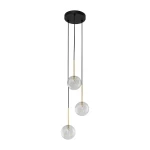 Lampa wisząca Nilos z trzema kloszami G9, w kolorze czarnym i transparentnym. Klosze w formie szklanych kul zawieszone na złotych prętach, montowana na okrągłej podstawie. Wisi pod kątem, tworząc nowoczesny akcent w pomieszczeniu.