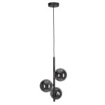 Lampa wisząca Estera 3xG9 w kolorze czarnym i grafitowym. Posiada trzy szklane, kuliste klosze zawieszone na smukłym, prostym ramieniu. Ujęcie z boku, produkt zawieszony, idealny do nowoczesnych wnętrz.