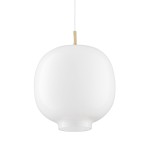 Lampa wisząca Boni D35 z białym, okrągłym kloszem i mosiężnym wykończeniem u góry. Klosz ma gładką, matową powierzchnię. Produkt zawiera miejsce na żarówkę E27, zawieszony na białym przewodzie.