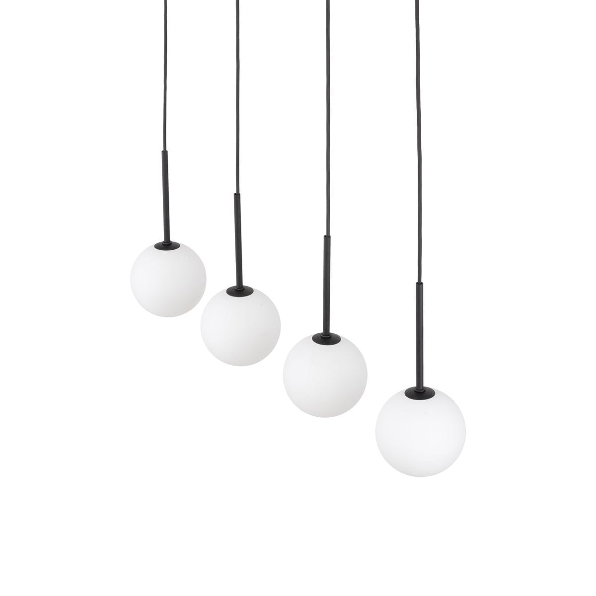 Czarna lampa wisząca Martin z czterema białymi kulistymi kloszami na długich, cienkich kablach. Klosze mają matową powierzchnię, a konstrukcja jest minimalistyczna, idealna do nowoczesnych wnętrz. Wisi w dół, tworząc efektowną aranżację świetlną.