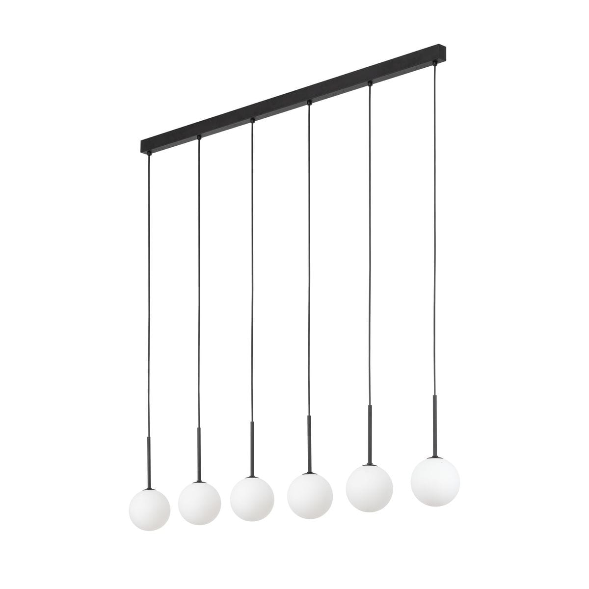Lampa wisząca Martin z sześcioma kulistymi kloszami w kolorze białym, zawieszona na czarnej, prostokątnej belce. Klosze umieszczone na cienkich linkach, tworzą nowoczesną aranżację oświetleniową.