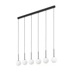 Lampa wisząca Martin z sześcioma kulistymi kloszami w kolorze białym, zawieszona na czarnej, prostokątnej belce. Klosze umieszczone na cienkich linkach, tworzą nowoczesną aranżację oświetleniową.