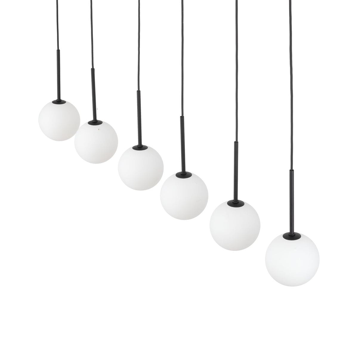 Lampa wisząca Martin z sześcioma kulistymi kloszami z matowego szkła, zawieszona na cienkich czarnych linkach. Klosze mają różne wysokości, co tworzy efekt warstw. Dobrze komponuje się w nowoczesnych wnętrzach.