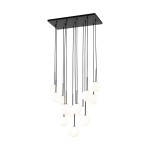 Lampa wisząca Martin z 13 kulistymi źródłami światła G9, zawieszona na cienkich czarnych przewodach. Posiada kwadratową, czarną podstawę sufitową. Świecące białe klosze tworzą nowoczesny efekt świetlny.