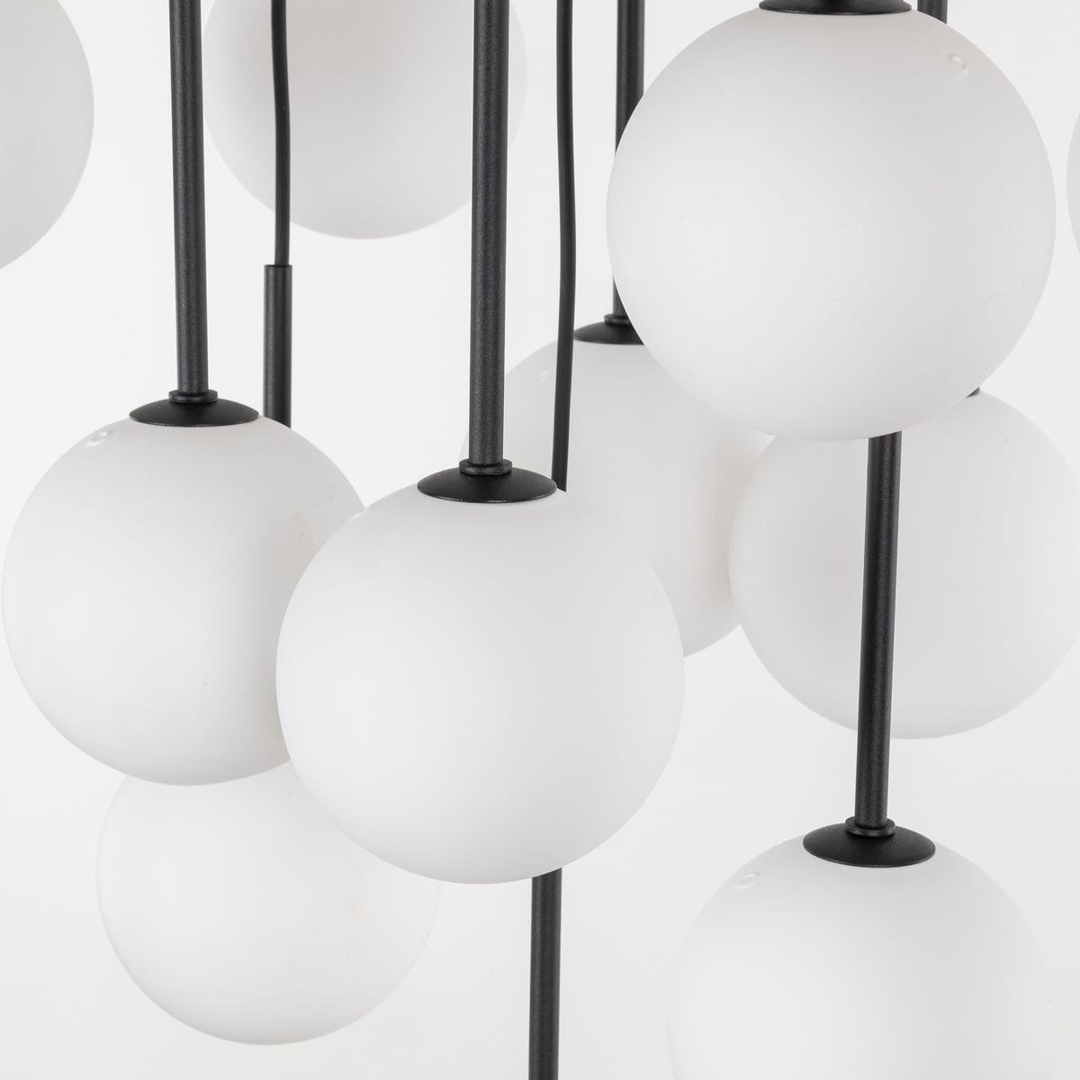 Lampa wisząca Martin z 13 oprawami G9, czarna konstrukcja, zawiera kule ze matowego szkła. Kule zawieszone na cienkich, czarnych przewodach, tworzą nowoczesny design. Ujęcie z bliska, pokazujące detale i teksturę szkła.
