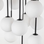 Lampa wisząca Martin z 13 oprawami G9, czarna konstrukcja, zawiera kule ze matowego szkła. Kule zawieszone na cienkich, czarnych przewodach, tworzą nowoczesny design. Ujęcie z bliska, pokazujące detale i teksturę szkła.