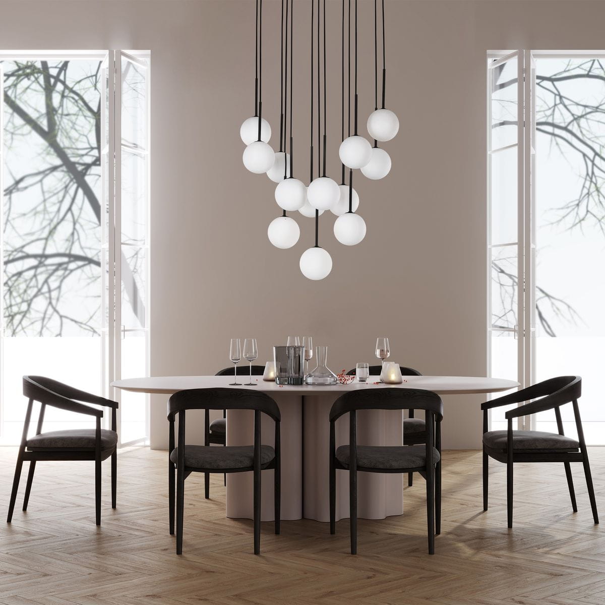 Lampa wisząca Martin z 13 oprawami G9, w kolorze czarnym, z białymi, okrągłymi kloszami, zwisająca z sufitowych linek. Zawieszona nad okrągłym stołem w jasnym wnętrzu, z krzesłami o czarnych ramach i ciemnych obiciach.