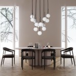 Lampa wisząca Martin z 13 oprawami G9, w kolorze czarnym, z białymi, okrągłymi kloszami, zwisająca z sufitowych linek. Zawieszona nad okrągłym stołem w jasnym wnętrzu, z krzesłami o czarnych ramach i ciemnych obiciach.