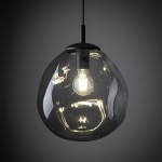 Lampa wisząca Sol D25 z kloszem w kształcie owalnym, wykonanym z przezroczystego szkła, z czarnym, matowym uchwytem. Widoczna żarówka E27 wewnątrz klosza. Produkt zawieszony na cienkim przewodzie, na ciemnym tle.