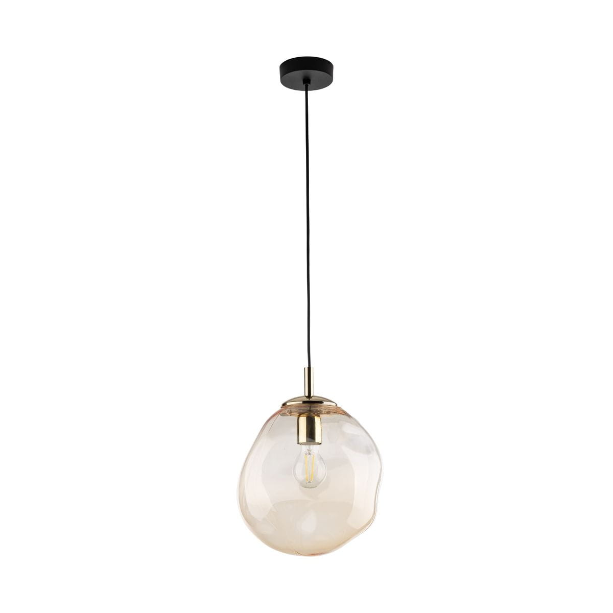 Lampa wisząca Sol D25 z kloszem w bursztynowym kolorze, zawieszona na czarnym przewodzie. Metalowy detal w kolorze złotym wokół żarówki E27. Kształt klosza organiczny, lekko nieregularny, wisząca w pozycji pionowej.
