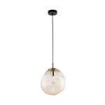 Lampa wisząca Sol D25 z kloszem w bursztynowym kolorze, zawieszona na czarnym przewodzie. Metalowy detal w kolorze złotym wokół żarówki E27. Kształt klosza organiczny, lekko nieregularny, wisząca w pozycji pionowej.
