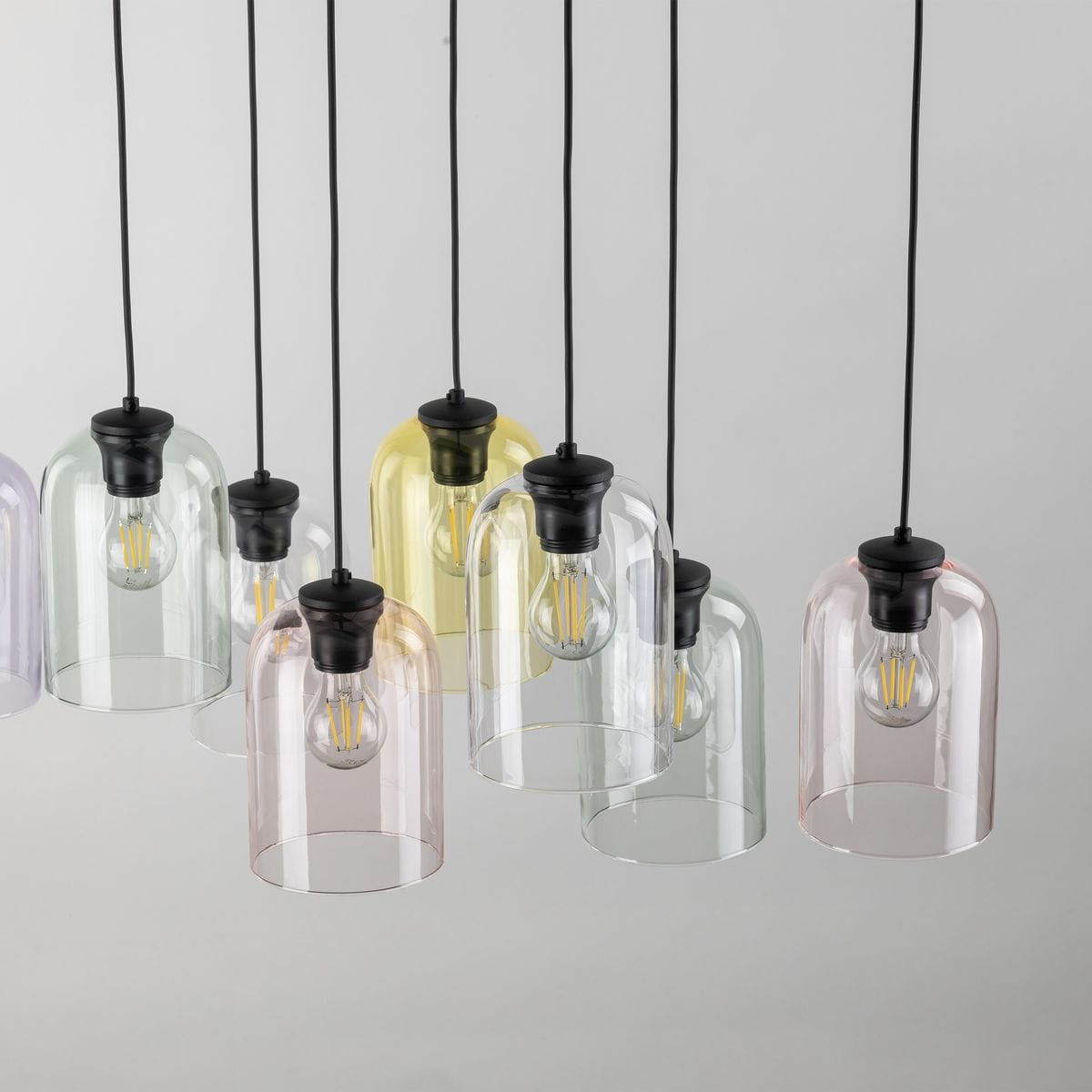 Lampa wisząca Molly z 8 kloszami E27 w kolorze czarnym i multikolorowym. Klosze w różnych odcieniach: różowym, zielonym, żółtym i przezroczystym, zawieszone na czarnych przewodach. Widok z przodu, podkreślający różnorodność kolorów i szklanych kształtów.