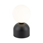 Lampka stołowa Miki z czarną podstawą i białym kloszem w kształcie kuli, stojąca na stabilnej, półkulistej bazie. Wysokość lampki podkreśla nowoczesny design. Ujęcie frontalne.