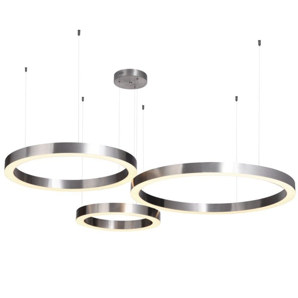 Lampa wisząca Circle D40 z trzema okrągłymi pierścieniami w kolorze niklu, z podświetleniem LED. Zawieszona na linkach, z okrągłym sufitem montażowym. Produkt z pilotem do zdalnego sterowania.