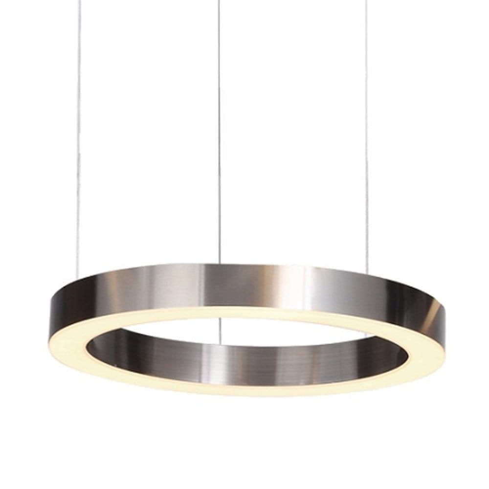 Lampa wisząca Circle D40 w kolorze niklowym z dwoma źródłami LED (21W), o okrągłym kształcie. Zawieszona na cienkich linkach, z białym podświetleniem wzdłuż krawędzi. Idealna do nowoczesnych wnętrz.