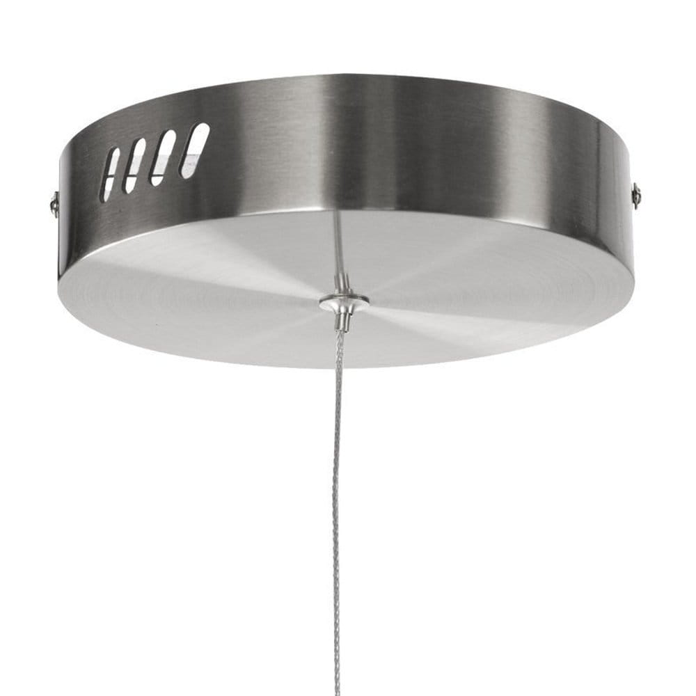 Lampa wisząca Circle D60 w kolorze niklowym, okrągła z metalowym wykończeniem. Widoczne otwory wentylacyjne, zawieszona na cienkim przewodzie. Zastosowanie technologii LED, możliwość sterowania pilotem.