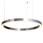 Lampa wisząca Circle D80 w kolorze niklowym, w kształcie okręgu. Wyposażona w dwa źródła LED o mocy 40W. Zawieszona na cienkich linkach, z wewnętrznym podświetleniem w odcieniu ciepłej bieli.