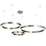 Lampa wisząca Circle D100 z pilotem, wykonana z niklu, składa się z trzech okrągłych elementów o matowej powierzchni, z podświetleniem LED wokół krawędzi. Zawieszona na cienkich linkach, montowana do sufitu.