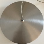 Lampa wisząca Circle D100 w kolorze niklowym z dwoma źródłami LED o mocy 52W. Z góry widoczna okrągła, matowa powierzchnia z delikatnym szczotkowaniem oraz zawieszenie z linki. Brak dodatkowych dekoracji lub napisów.
