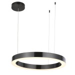 Lampa wisząca Circle D60 w kolorze czarnym, o okrągłym kształcie, z białym podświetleniem LED. Zawieszona na cienkich linkach, z możliwością regulacji wysokości. W zestawie pilot do zdalnego sterowania.