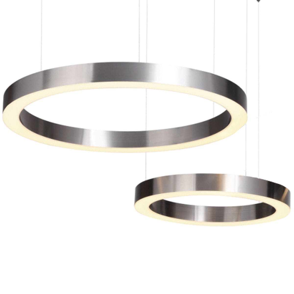 Lampa wisząca Circle 40+60 w kolorze niklowym z dwoma okrągłymi pierścieniami LED o łącznej mocy 53W. Zawieszona na regulowanych linkach, idealna do nowoczesnych wnętrz. W zestawie pilot do zdalnego sterowania.