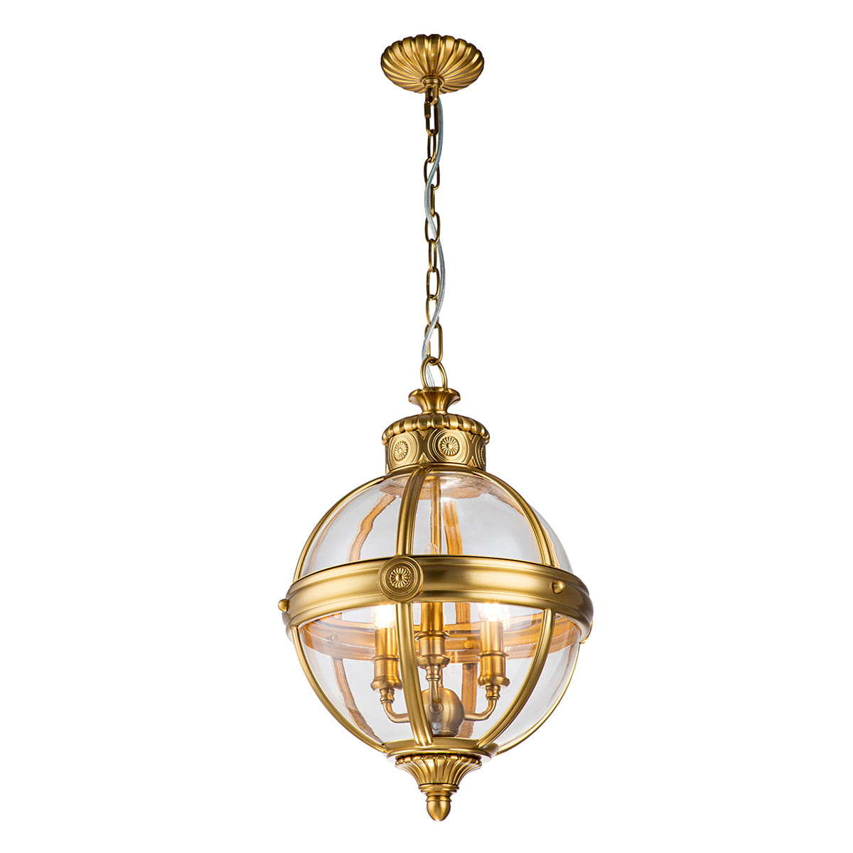 Lampa wisząca Adams w kolorze mosiądzu, z trzema źródłami światła E14, o okrągłym kształcie z przezroczystym kloszem. Zawieszona na łańcuchu, ze zdobionym mocowaniem sufitowym, prezentuje elegancki styl.