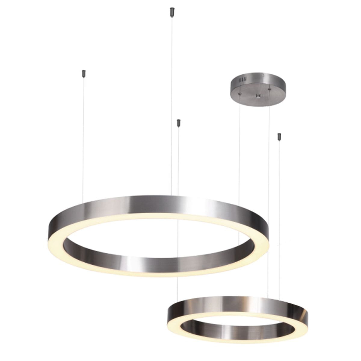 Lampa wisząca Circle 60+80 w kolorze niklowym, składająca się z dwóch okrągłych pierścieni z podświetleniem LED. Zawieszona na cienkich linkach, montowana sufitowo. Oferuje nowoczesny design i możliwość sterowania pilotem.