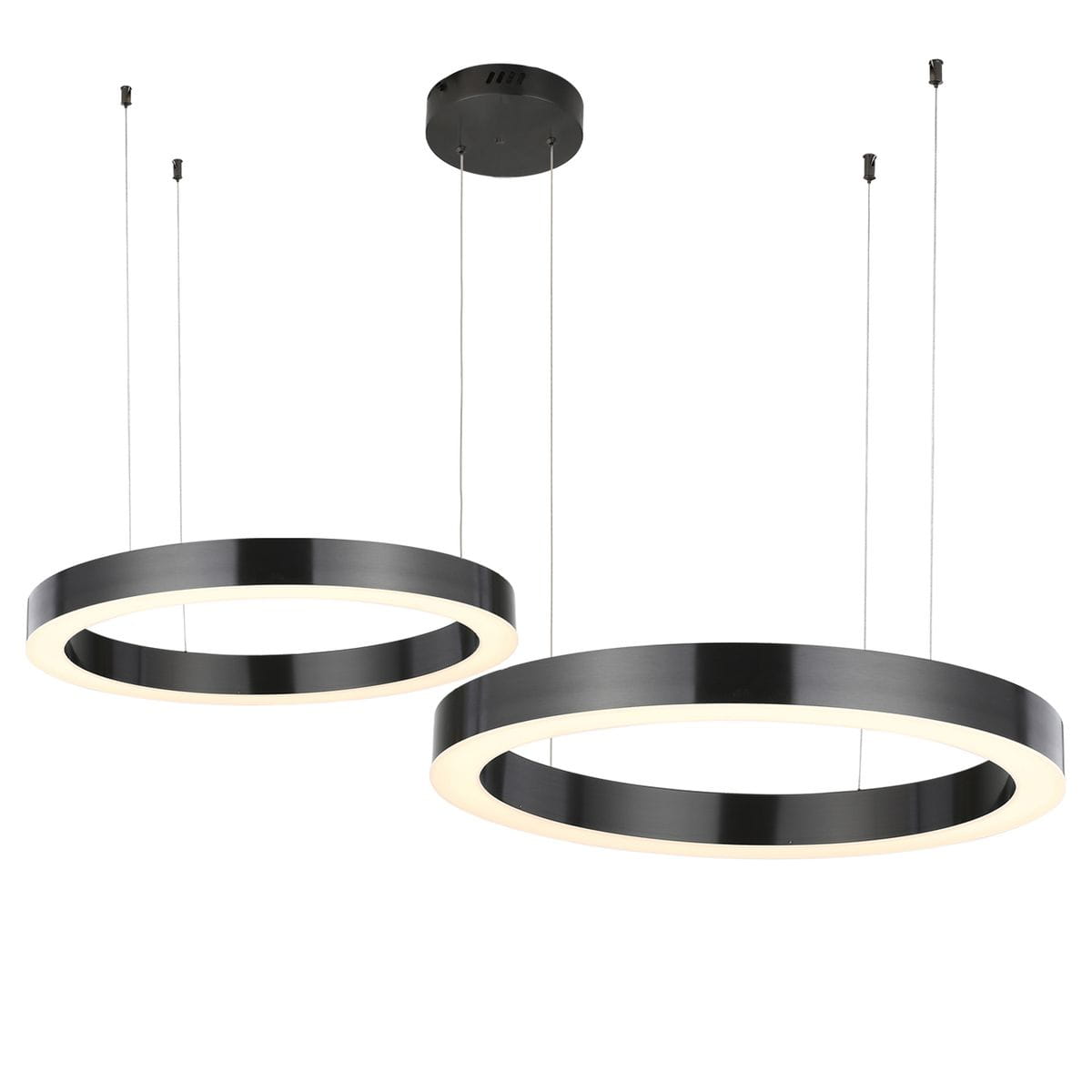 Lampa wisząca Circle 60+80 w kolorze czarnym, składająca się z dwóch okrągłych pierścieni z wbudowanym oświetleniem LED (2x72W). Zawieszona na cienkich linkach, z możliwością zdalnego sterowania pilotem.