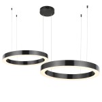 Lampa wisząca Circle 60+80 w kolorze czarnym, składająca się z dwóch okrągłych pierścieni z wbudowanym oświetleniem LED (2x72W). Zawieszona na cienkich linkach, z możliwością zdalnego sterowania pilotem.