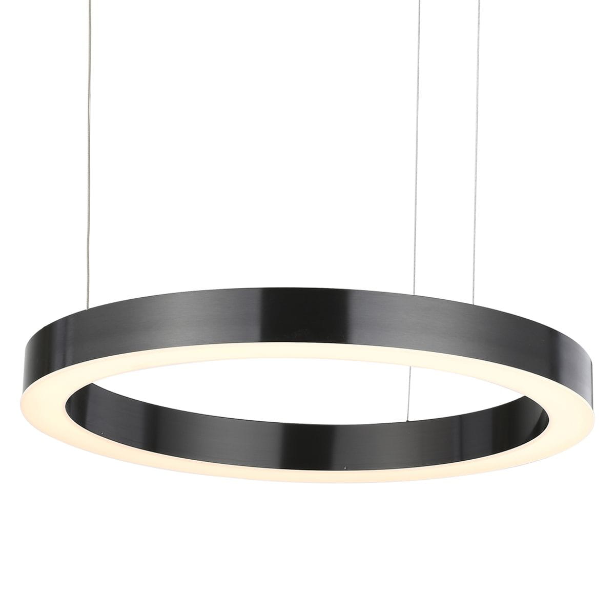 Lampa wisząca Circle 60+80 w kolorze czarnym z tytanowym wykończeniem. Okrągły kształt z wbudowanym oświetleniem LED (72W). Zawieszona na cienkich linkach, z białym obrzeżem emituje miękkie światło. Idealna do nowoczesnych wnętrz.